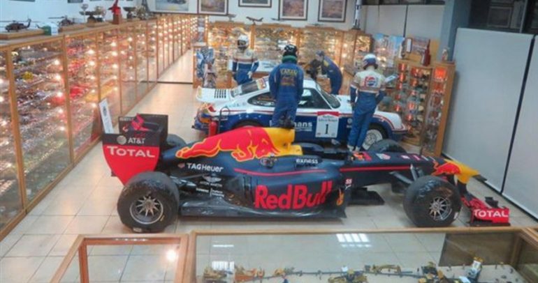 ماذا تفعل سيارة رد بل فورمولا 1 في المتحف الرياضي لنبيل كرم؟